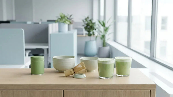 Matcha kampelis biuro virtuvėje su dubenėliais ir šluotele