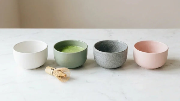 Keturi keramikiniai matcha dubenėliai (chawan) skirtingų spalvų