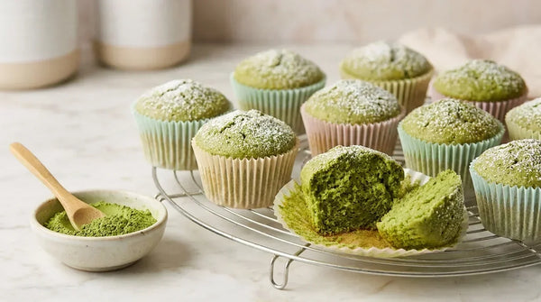 Šviežiai iškepti matcha mafinai ant aušinimo grotelių
