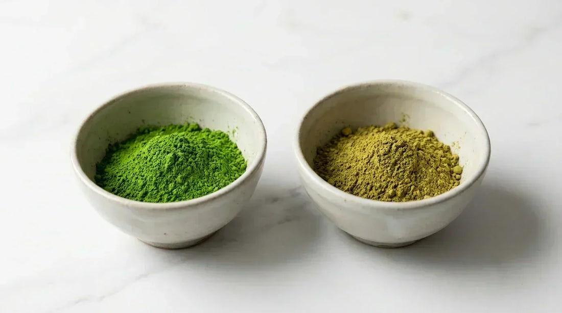 Ryškiai žalios ir gelsvos matcha miltelių spalvos palyginimas dubenėliuose