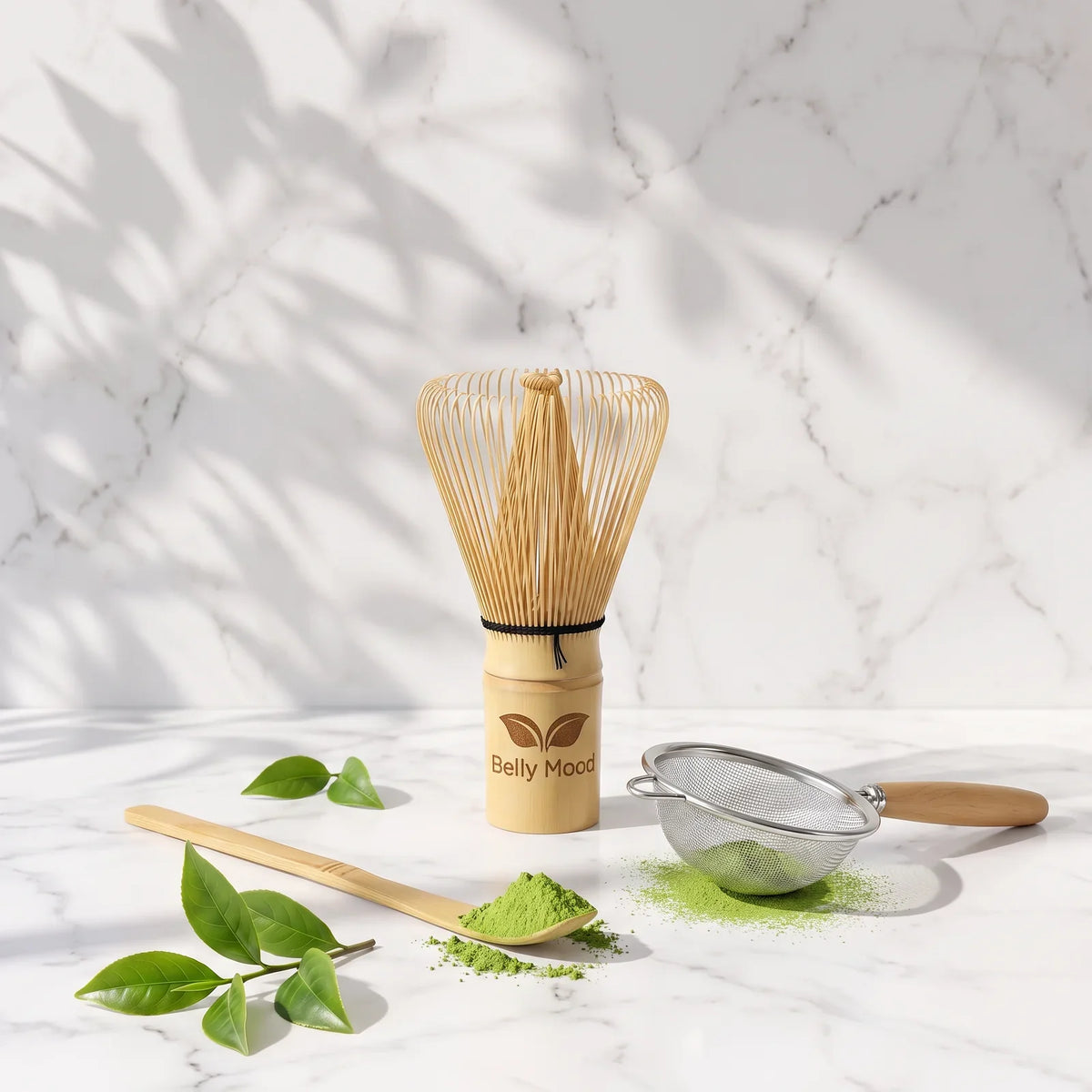 Matcha aksesuarai – bambukinė šluotelė, šaukštelis ir sietelis