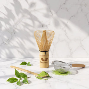 Matcha aksesuarai – bambukinė šluotelė, šaukštelis ir sietelis