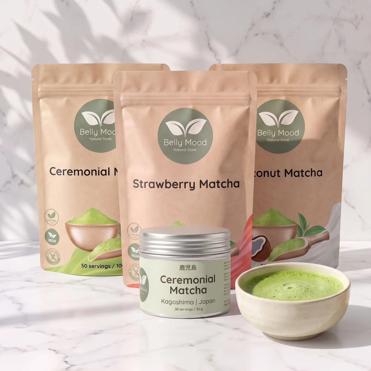 Matcha arbata – ceremoninė matcha, Premium skardinė ir skoninės matcha pakeliai ant marmuro – Belly Mood