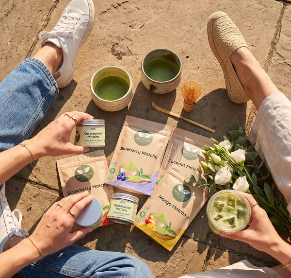 Belly Mood matcha pakeliai, ceremoninė matcha ir matcha latte saulėtą dieną