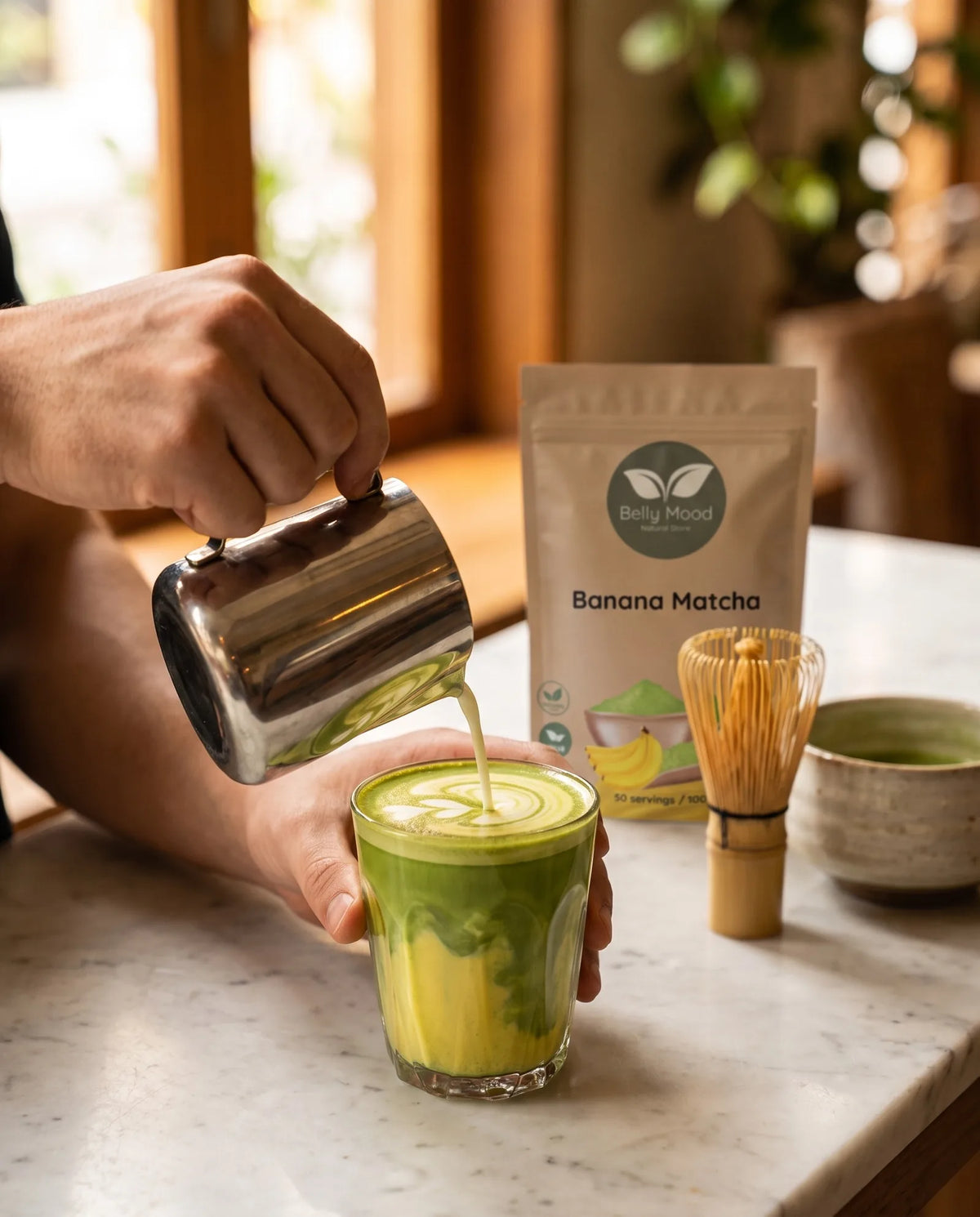 Bananinė matcha latte ruošiama su pienu kavinės stiliumi – Belly Mood