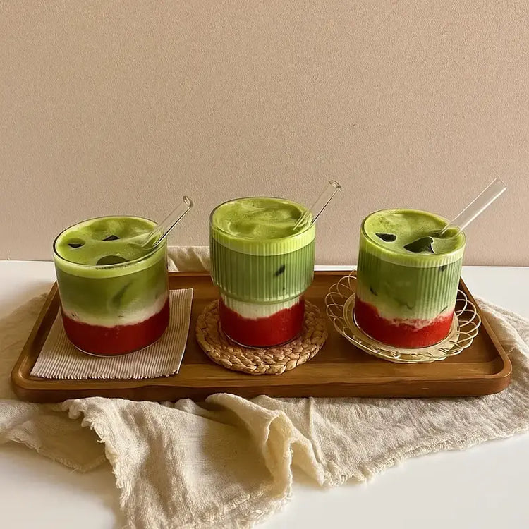 Braškinė matcha latte