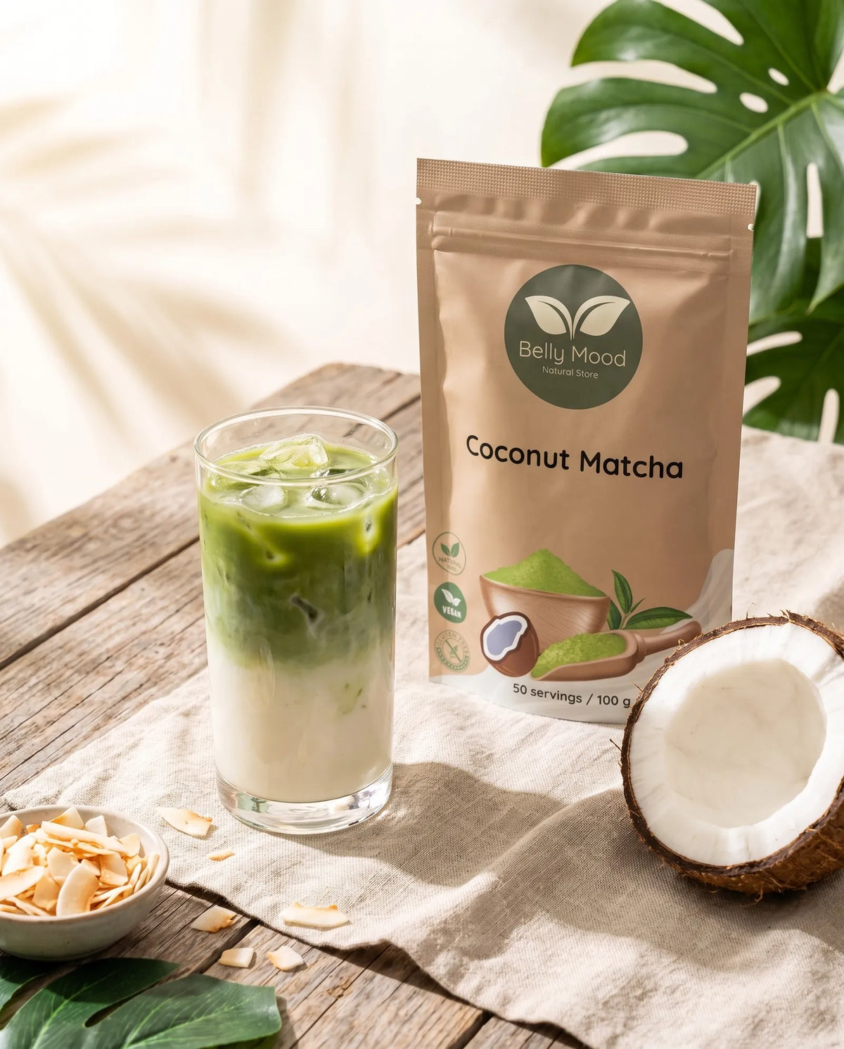 Kokosinė matcha latte su perpjautu kokosu ir kokoso drožlėmis – Belly Mood