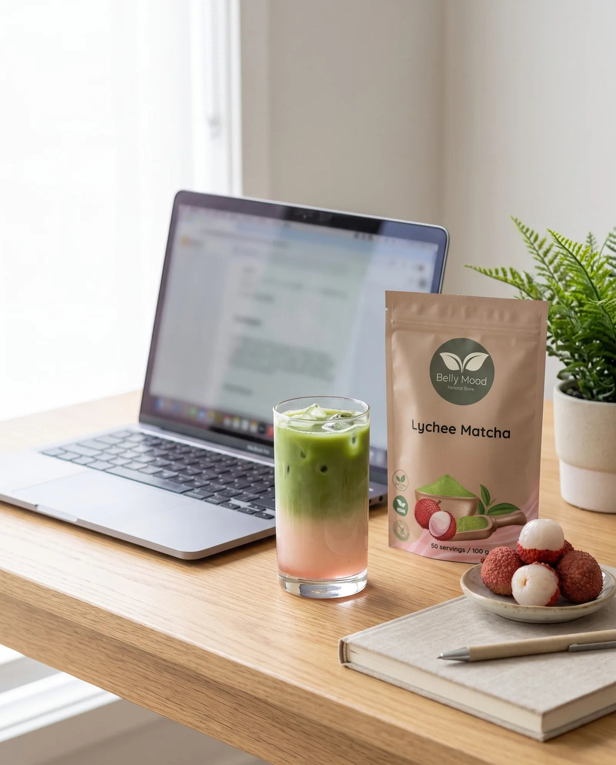 Ličių matcha latte ant darbo stalo šalia šviežių ličių – Belly Mood