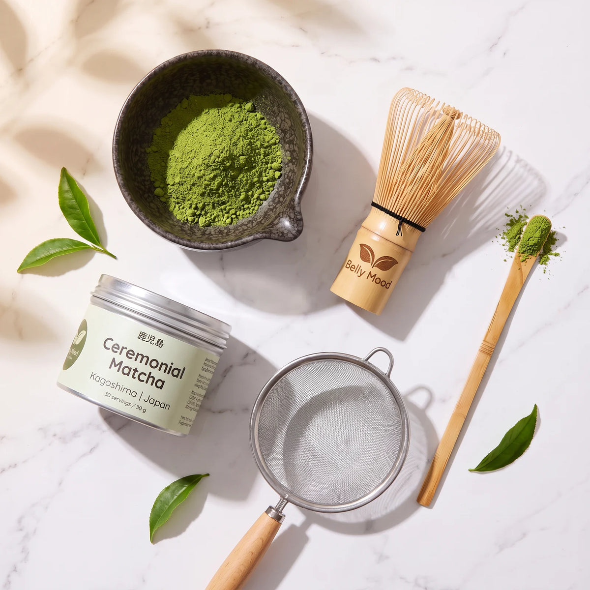 Matcha ritualo rinkinys ant marmuro – GRANIT dubenėlis, bambukinė šluotelė, šaukštelis, sietelis ir Premium ceremoninė matcha – Belly Mood