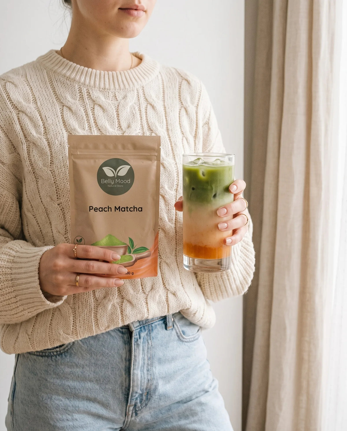 Persikinė matcha latte rankose – Belly Mood