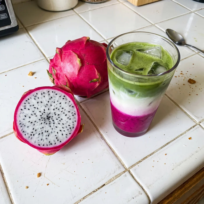 Ledinė pitaya (drakono vaisiaus) matcha latte su drakono vaisiumi