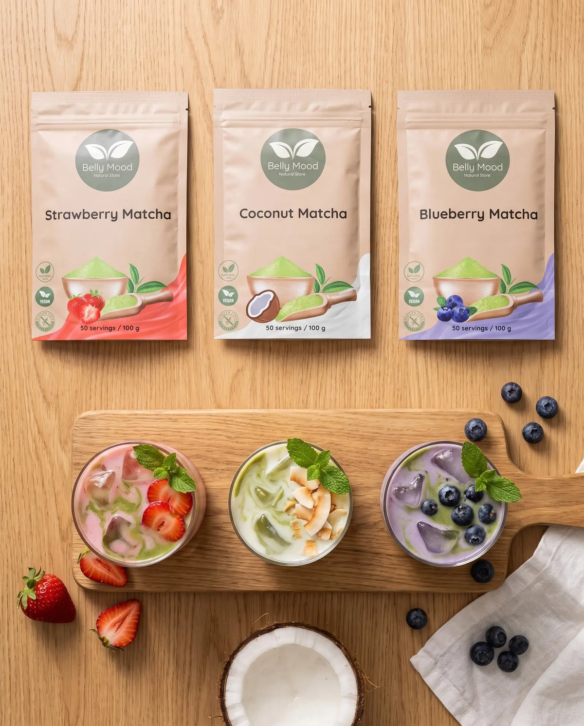 Trijų matcha skonių rinkinys – braškinė, kokosinė ir mėlynių matcha latte ant lentelės – Belly Mood