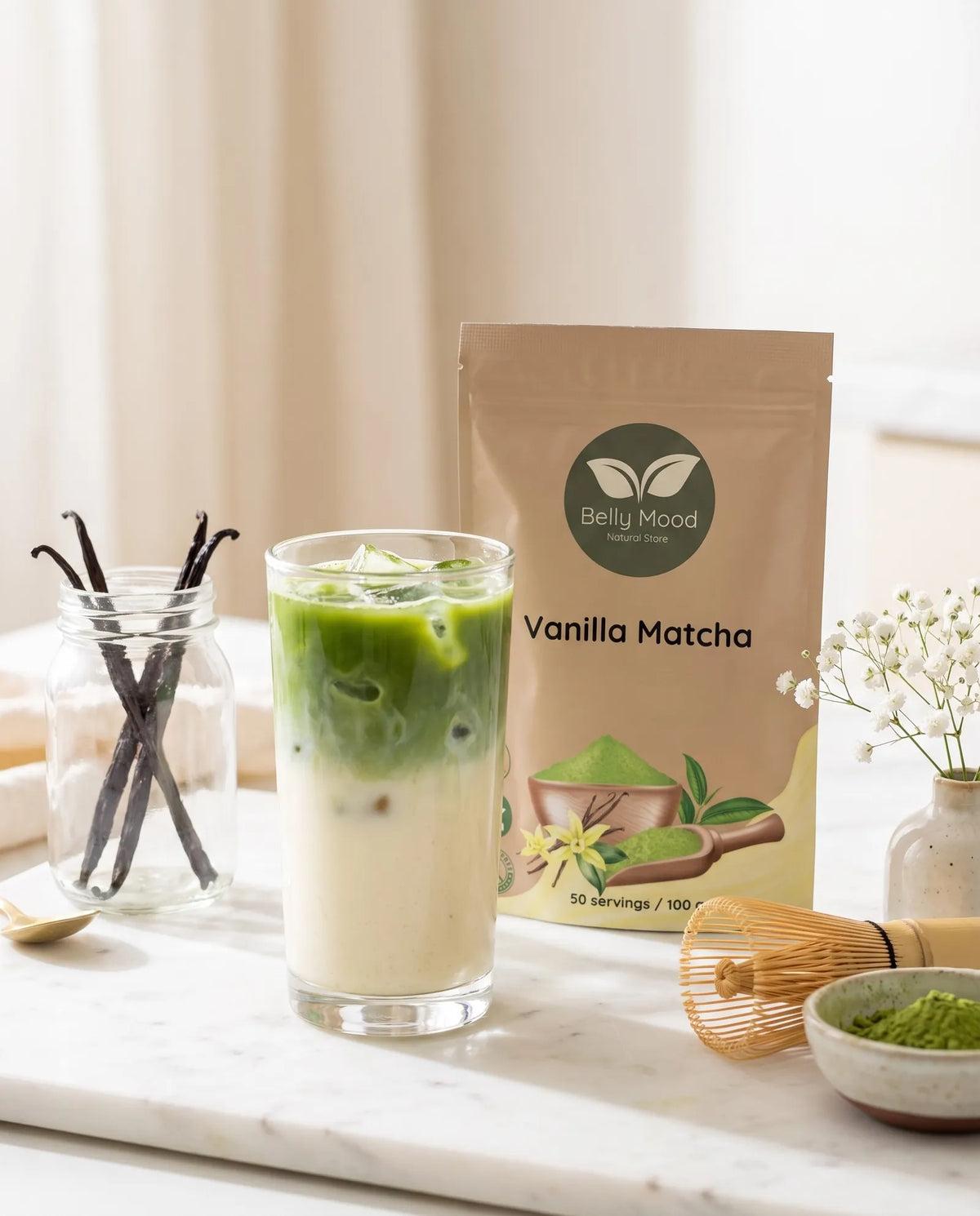 Ledinė vanilinė matcha latte su vanilės ankštimis ir bambukine šluotele – Belly Mood