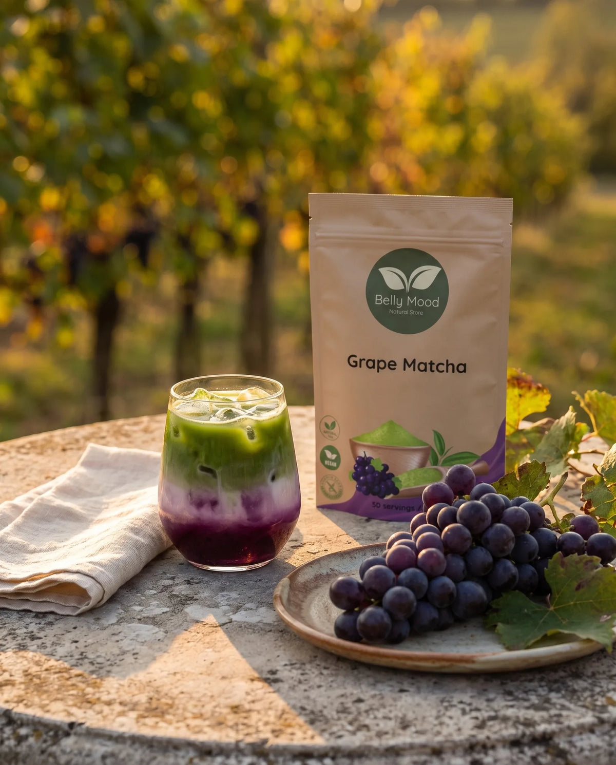 Vynuoginė matcha latte su vynuogėmis vynuogyno fone – Belly Mood